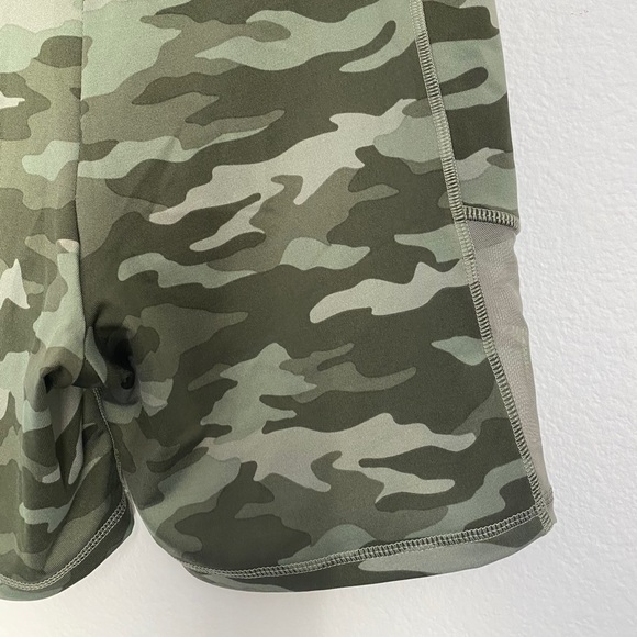 SOLD    VS PINK • Ultimate Camo Stretch Bike Short - Picture 10 of 12